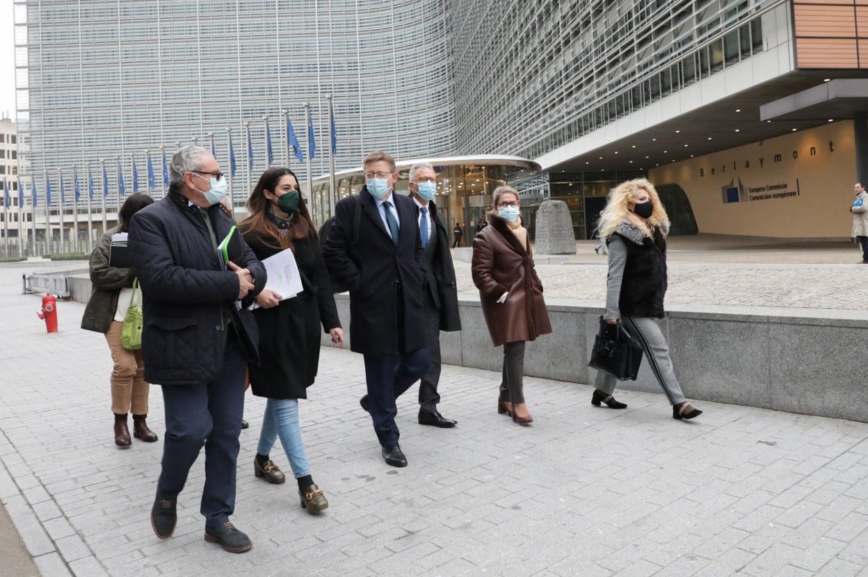 El presidente de la Generalitat, Ximo Puig, y la consellera de Agricultura, Mireia Mollà, en Bruselas. lp