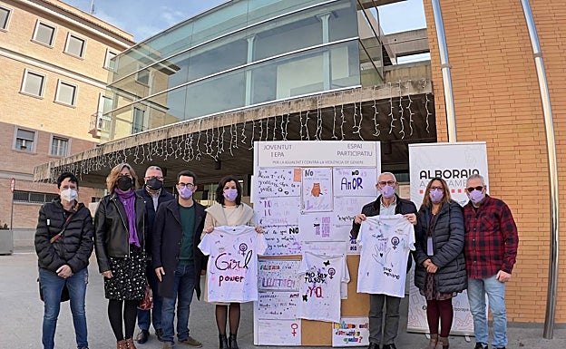 Imagen principal - Las autoridades locales de Alboraya, junto al mural. 