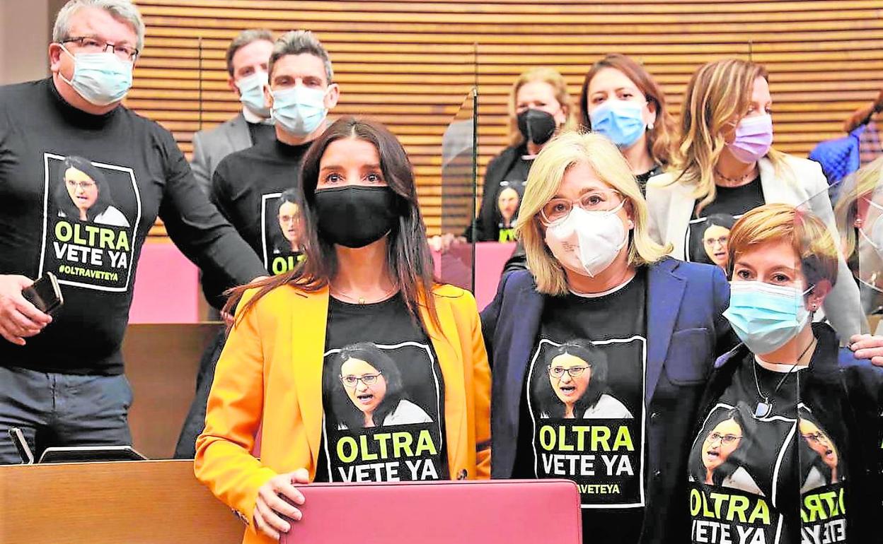 Ciudadanos. El grupo parlamentario de Cs acudió ayer a Les Corts con una camiseta reclamando la salida de Mónica Oltra.