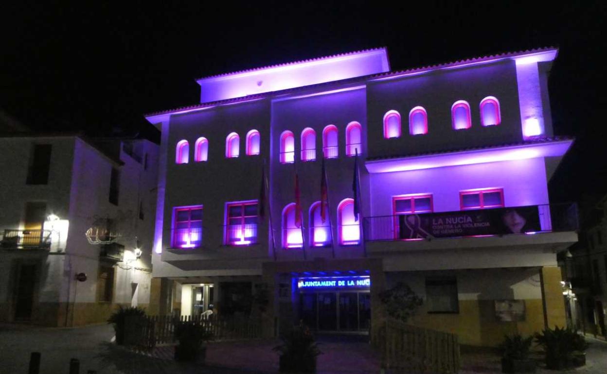 Imagen del Ayuntamiento con su iluminación violeta por el 25N