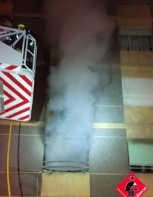 Imagen secundaria 2 - El humo afectó a la vivienda y a parte de la fachada del edificio. 