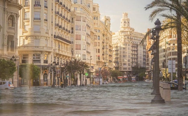 Imagen principal - Errando muestra la plaza del Ayuntamiento, las torres de Serranos y el Mercado Colón inundados 