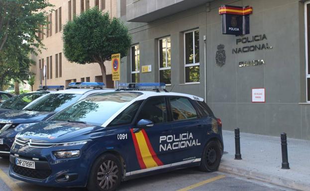 Detenido tras proferir insultos racistas y amenazar con un cuchillo a cuatro jóvenes en Gandia