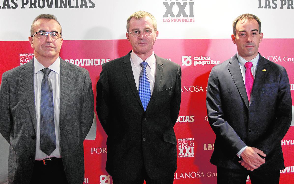 El coronel de la Guardia Civil José Antonio Fernández de Luz, con el general Arturo Prieto, en el centro de la imagen, y el comandante de Policía Judicial Jesús Gozalo. 