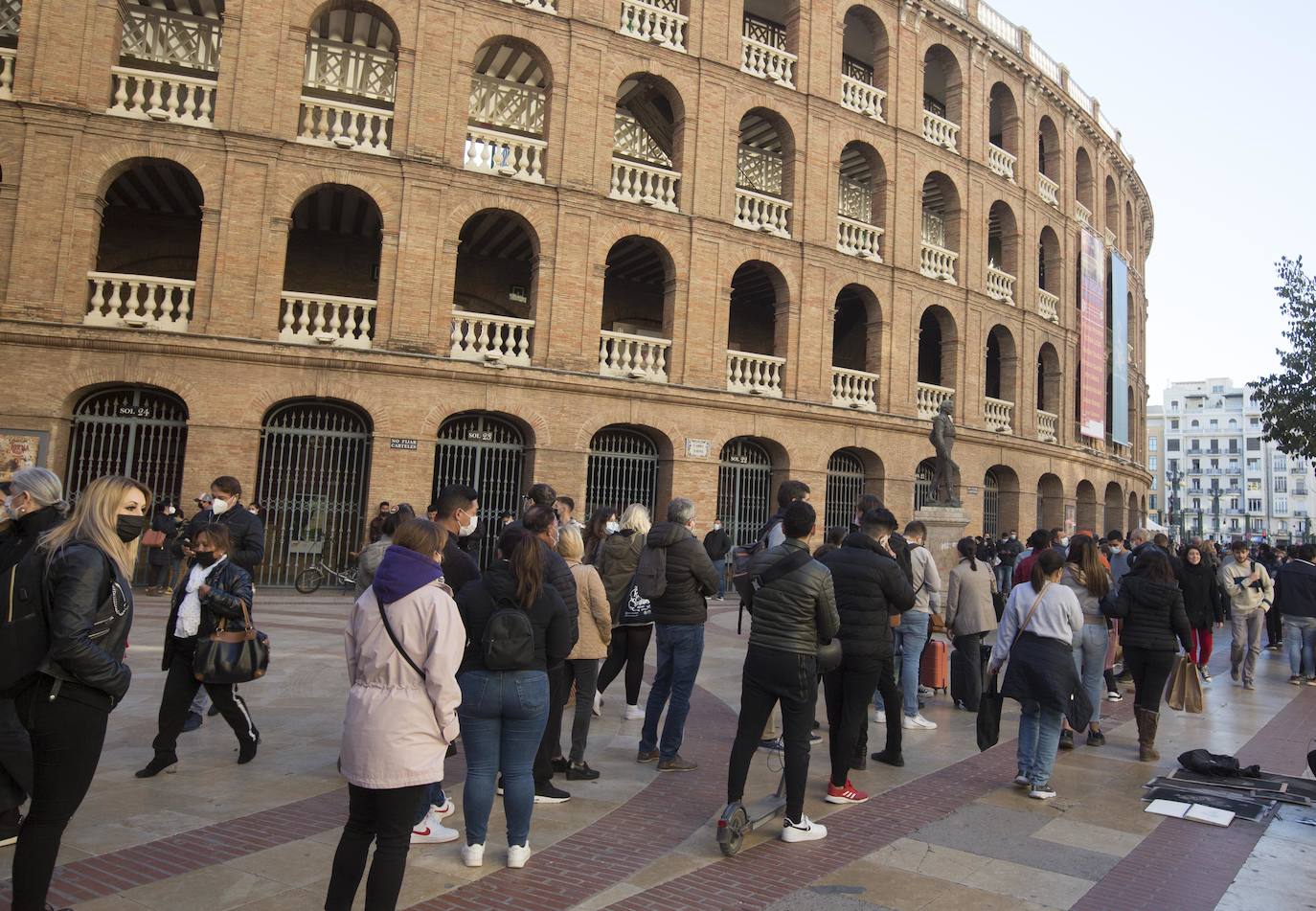 Fotos: Los valencianos hacen cola para vacunarse sin cita previa