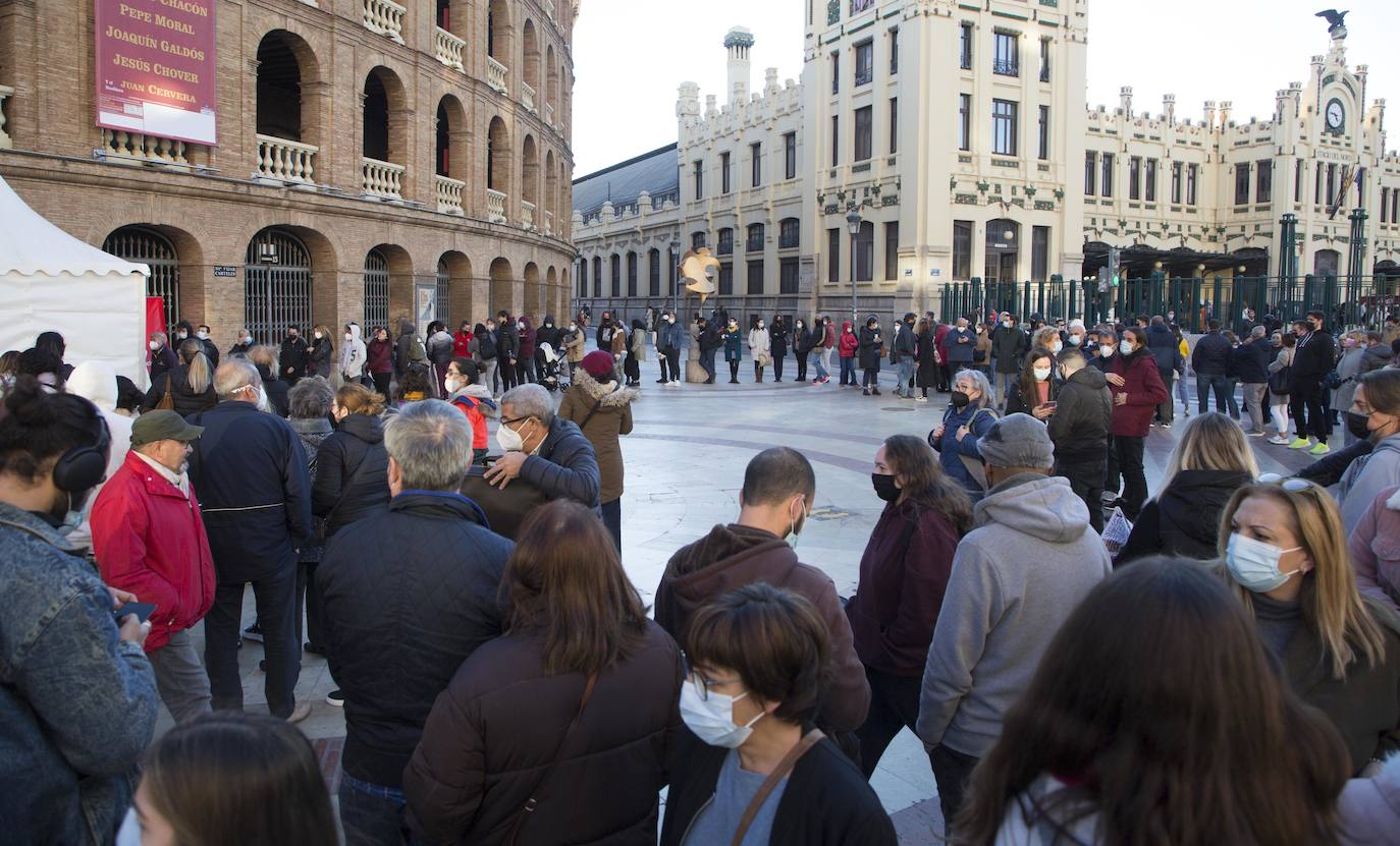 Fotos: Los valencianos hacen cola para vacunarse sin cita previa