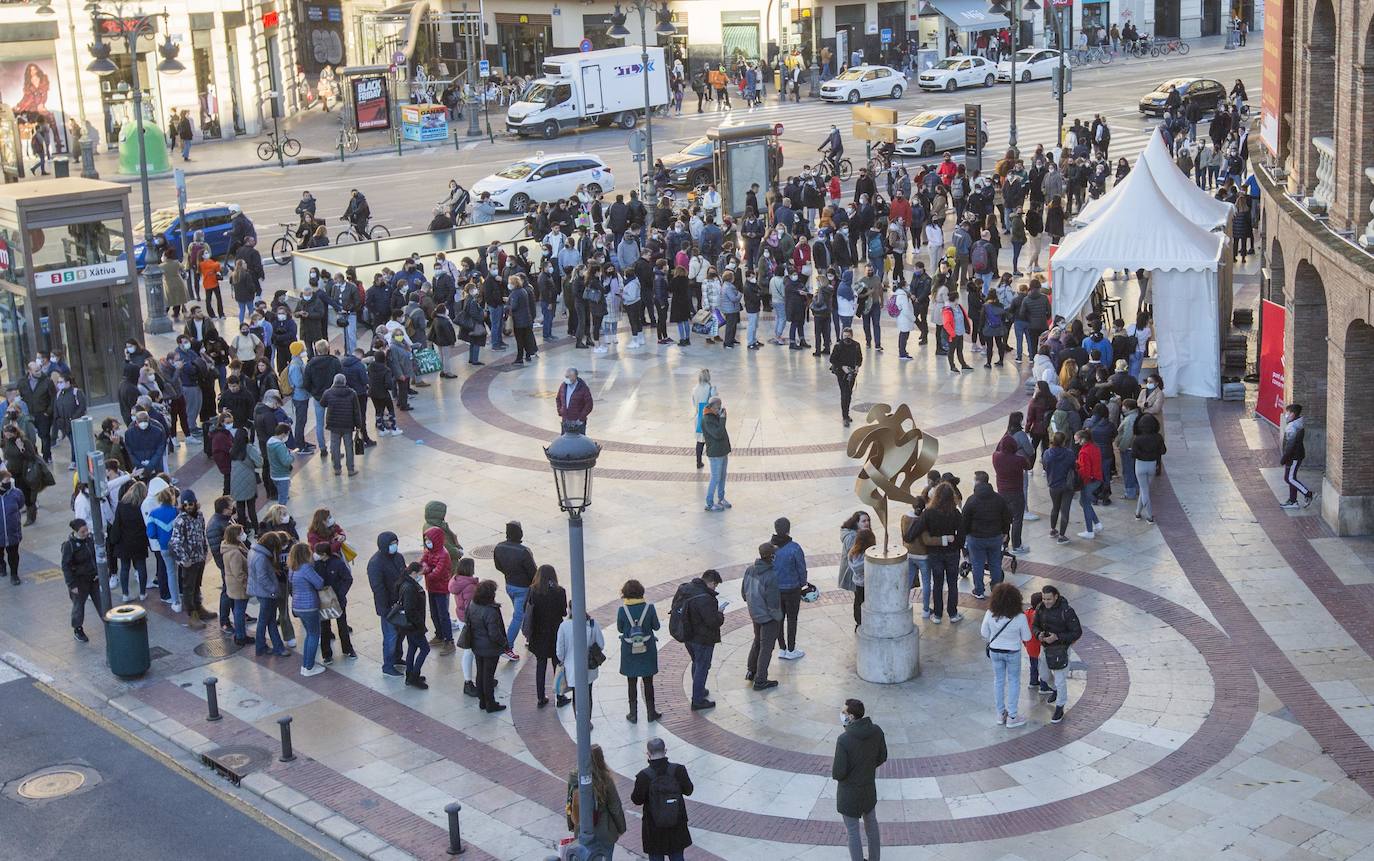 Fotos: Los valencianos hacen cola para vacunarse sin cita previa