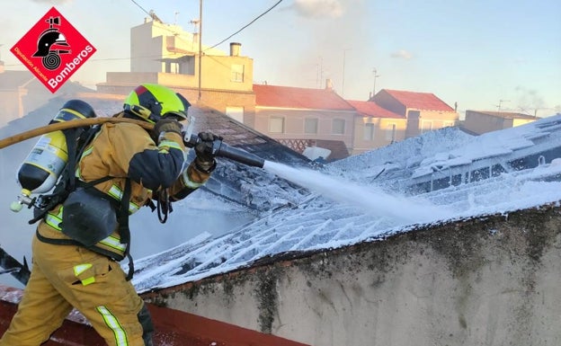 Imagen principal - Así fue la intervención de los bomberos ayer en Almoradí. 