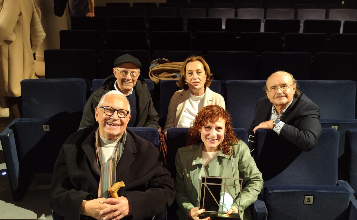 Ricardo Bellveser, presidente de honor de CLAVE, junto a los premiados Isabel Burdiel, Rodolf Sirera, Fernando Delgado y Elisa Ferrer. 