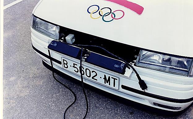 Detrás de la rejilla delantera está el cargador de 220 V, que se conecta a la red con un enchufe normal