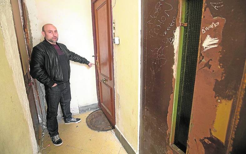 Antonio Escrich, junto a su casa ocupada en Valencia. 