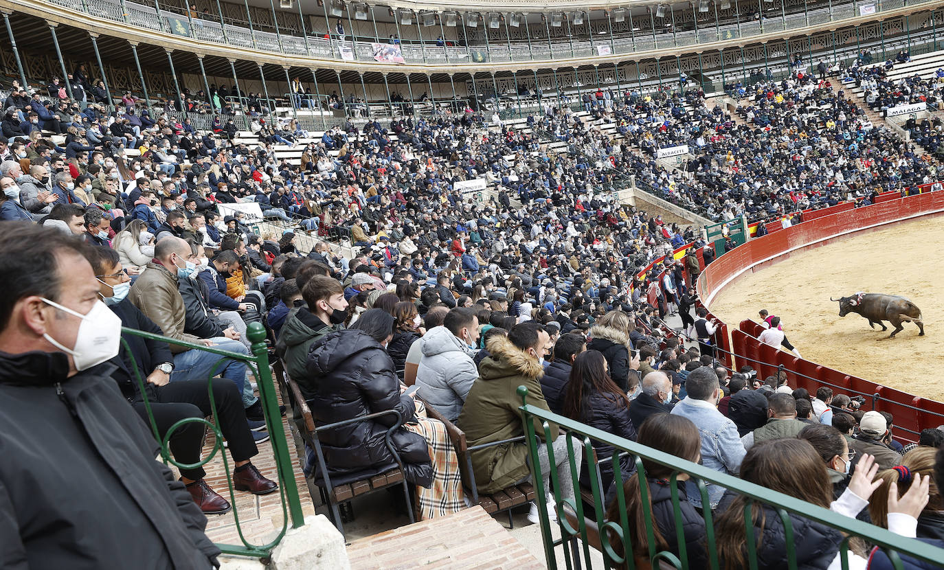 Miles de personas se dan cita en el coso de la calle Xàtiva para vivir el regreso de esta competición taurina popular con representantes valencianos, del resto del territorio nacional e incluso de Francia