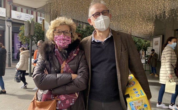 Imagen principal - Pilar Cebriá y Arturo García de compras; Gemma Sánchez con los primeros regalos y María José Íñiguez. 