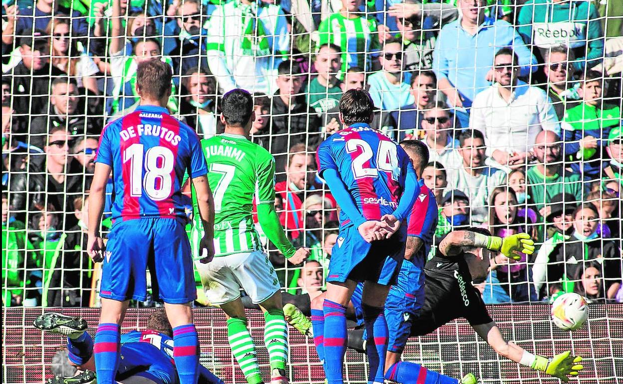 El inicio del desastre. Juanmi remata libre de marca para empatar el partido de este domingo. 