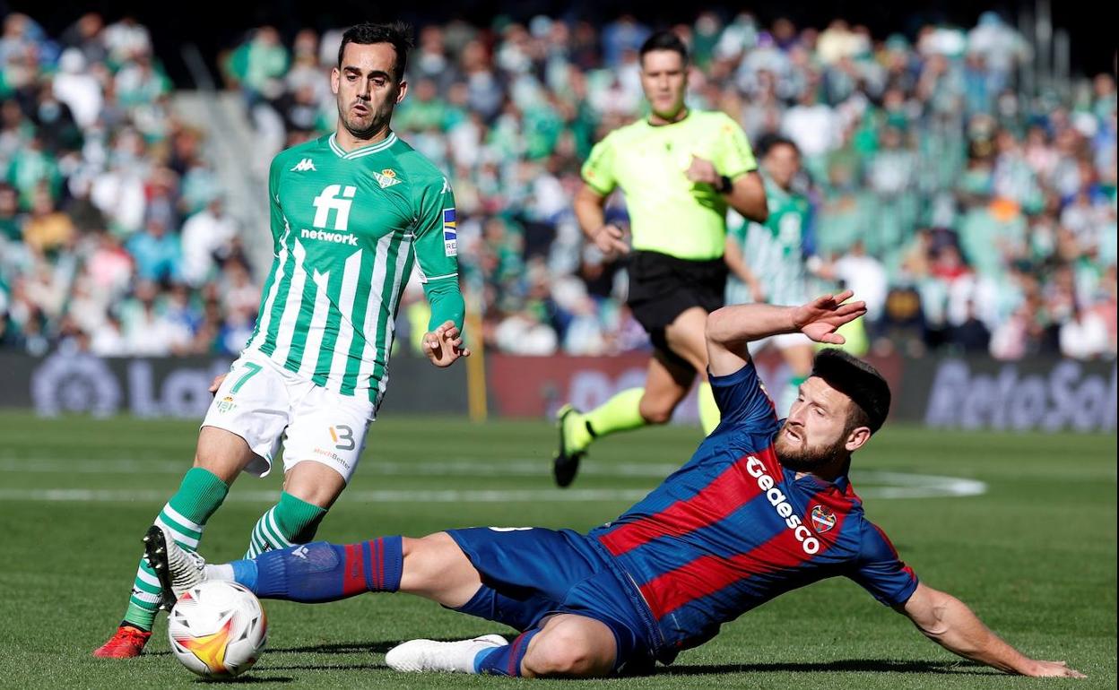 Mustafi, peleando un balón con Juanmi en el Benito Villamarín