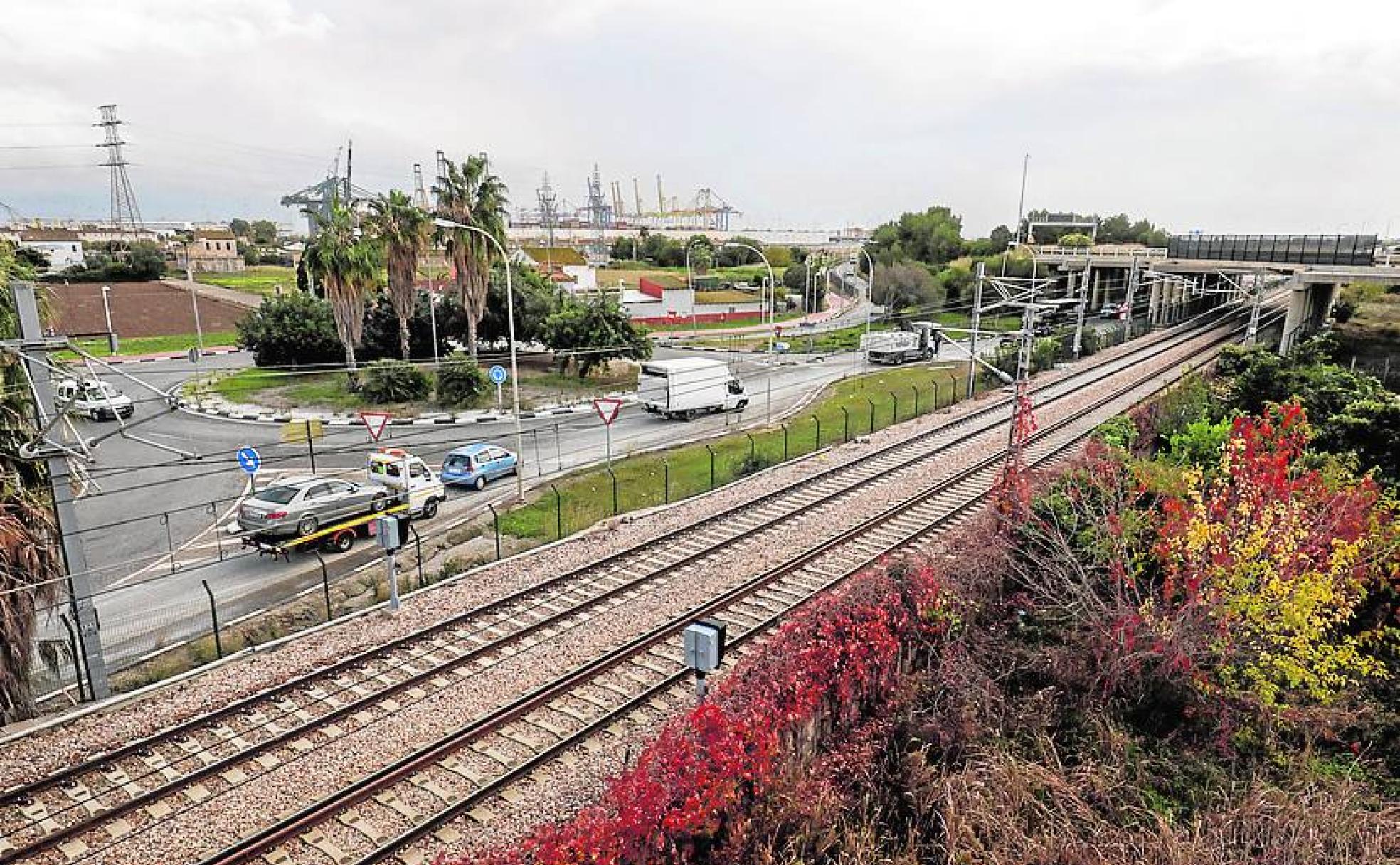 Partido por las vías. La infraestructura ferrocarril divide la pedanía de La Punta en dos, dejando a un lado la iglesia y el colegio y al otro el centro de salud.