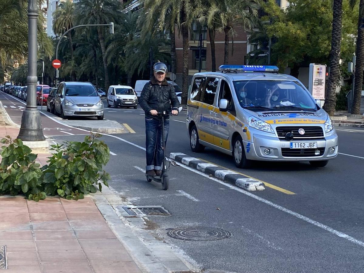 La Policía Local comienza una campaña para sancionar con multas de entre 60 y 1.000 euros a conductores de bicis y patinetes en Valencia