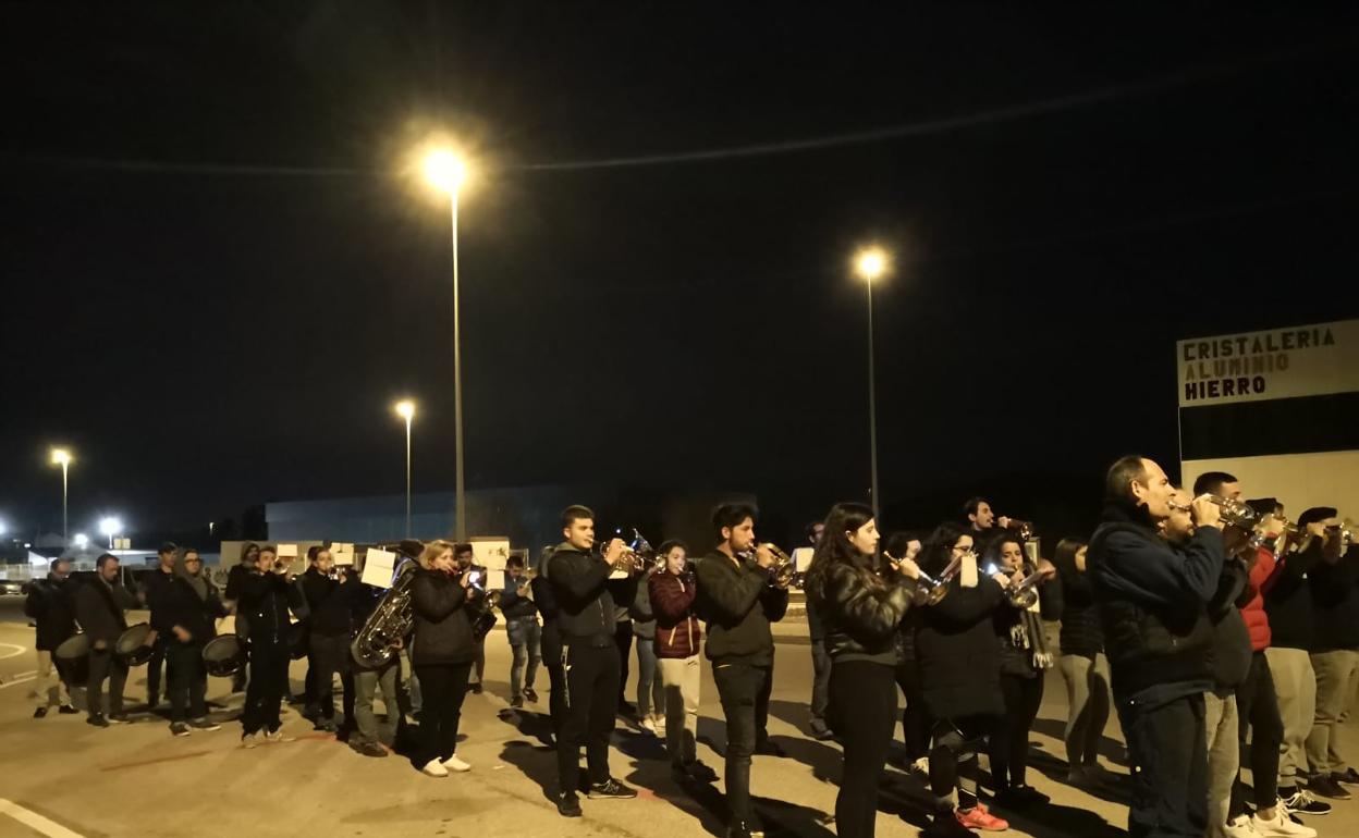 Integrantes de la banda de una hermandad de Oliva, ensayando en plena noche. 