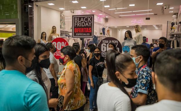 Consumidores en una tienda el pasado 'Black Friday'. 