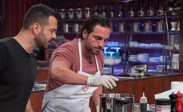 David Bustamante, durante una de las pruebas de Masterchef. 