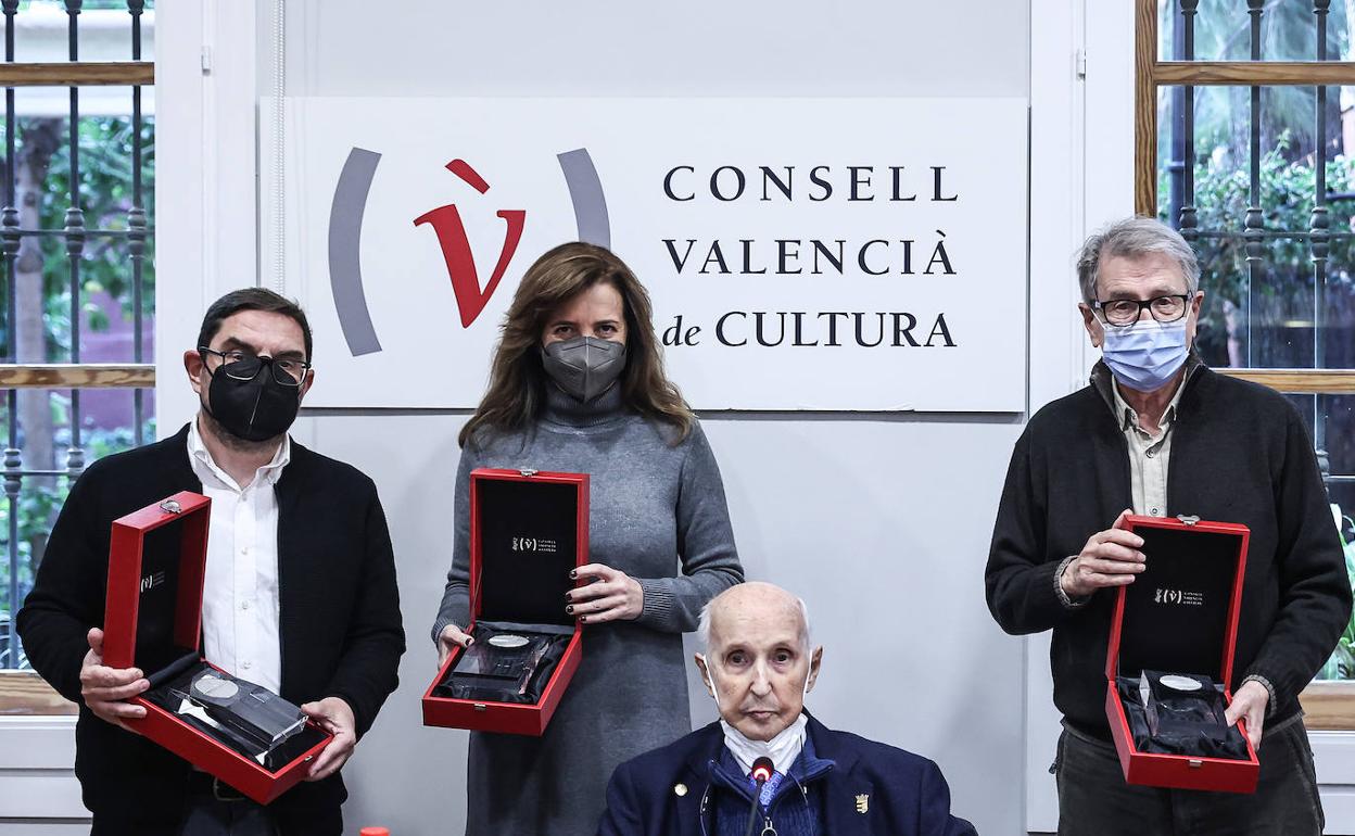 Los nuevos consejeros, Xavier Aliaga, Marta Alonso y Vicent Torrent, con el presidente del CVC, Santiago Grisolía. 