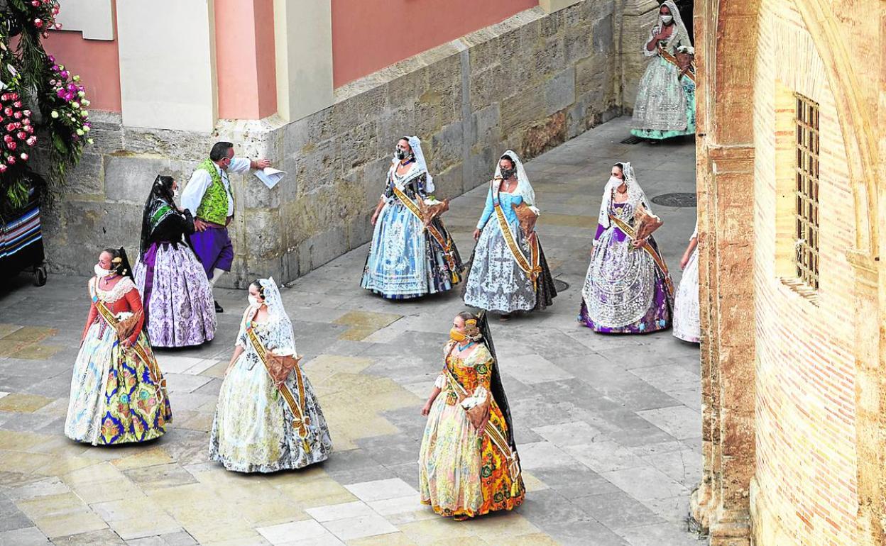 Falleras participantes en la Ofrenda de septiembre. 