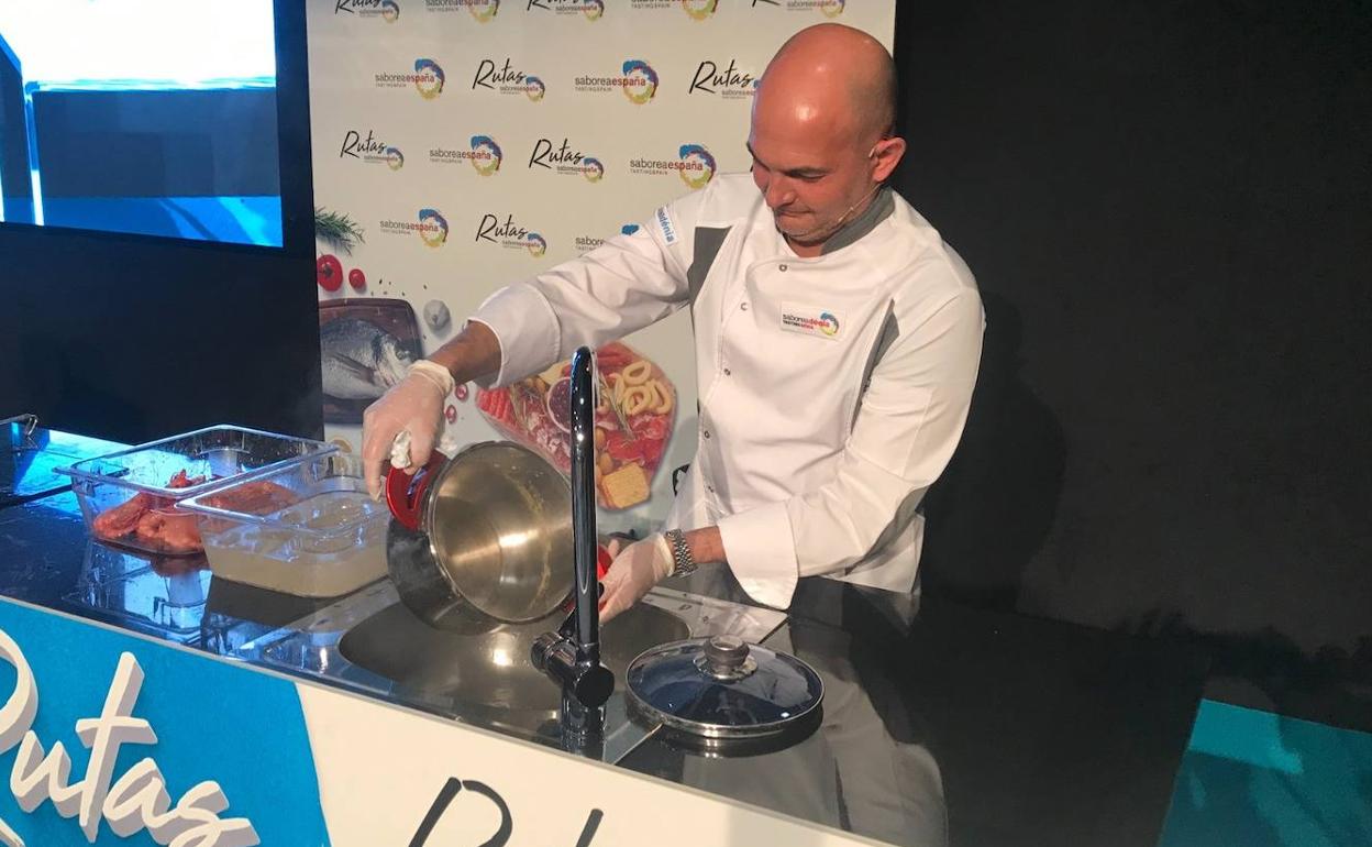 El chef Ximo Pastor mostrando sus trucos sobre la gamba roja de Dénia. 