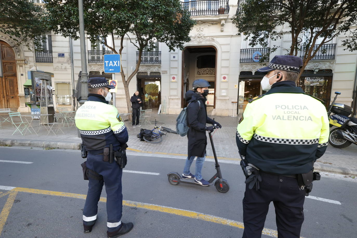 La Policía Local comienza una campaña para sancionar con multas de entre 60 y 1.000 euros a conductores de bicis y patinetes en Valencia