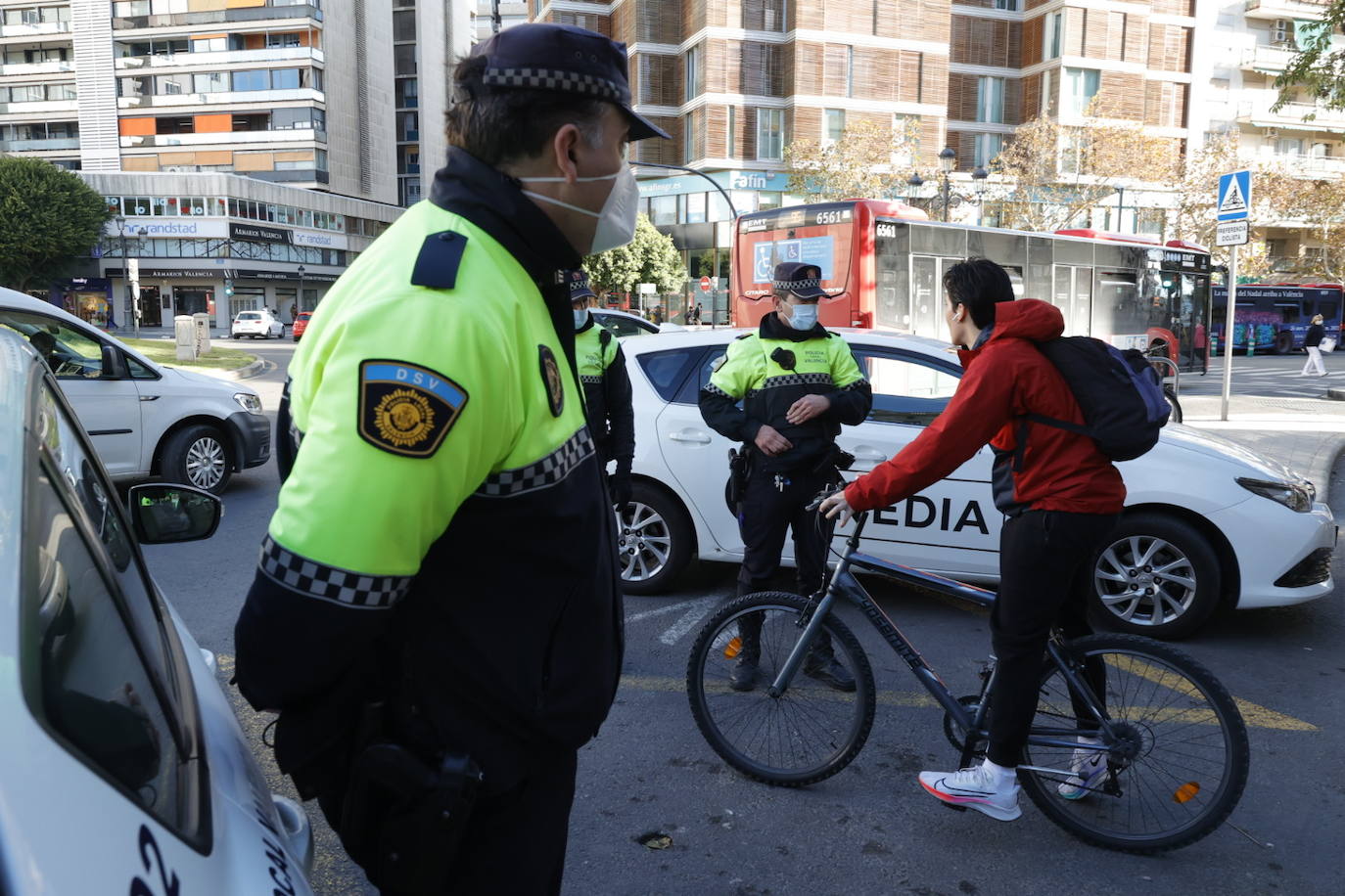 La Policía Local comienza una campaña para sancionar con multas de entre 60 y 1.000 euros a conductores de bicis y patinetes en Valencia