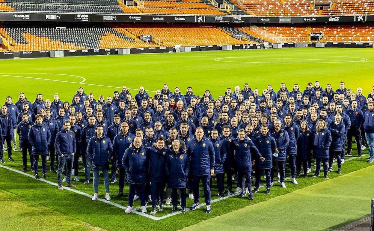 Foto de los técnicos de la Academia junto a la dirección de la escuela blanquilnegra. 