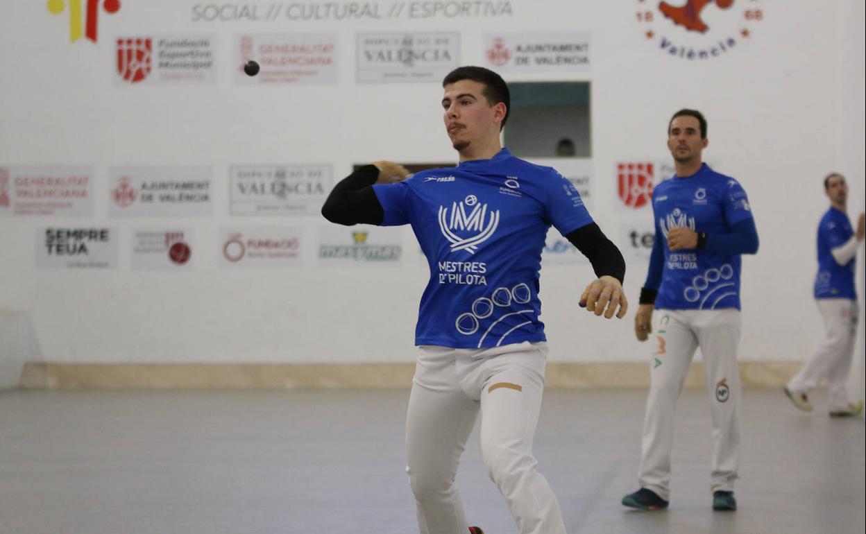 Hilari golpea de bot i braç durante la partida de este martes. 