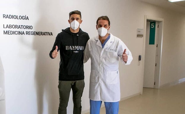 Gabriel Paulista, junto a uno de los doctores de confianza del club. 