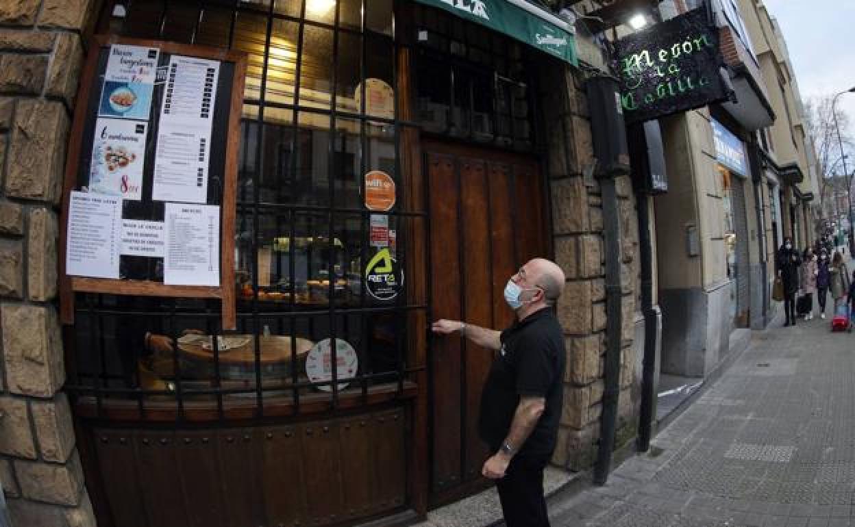 Un trabajador del sector de la hostelería.