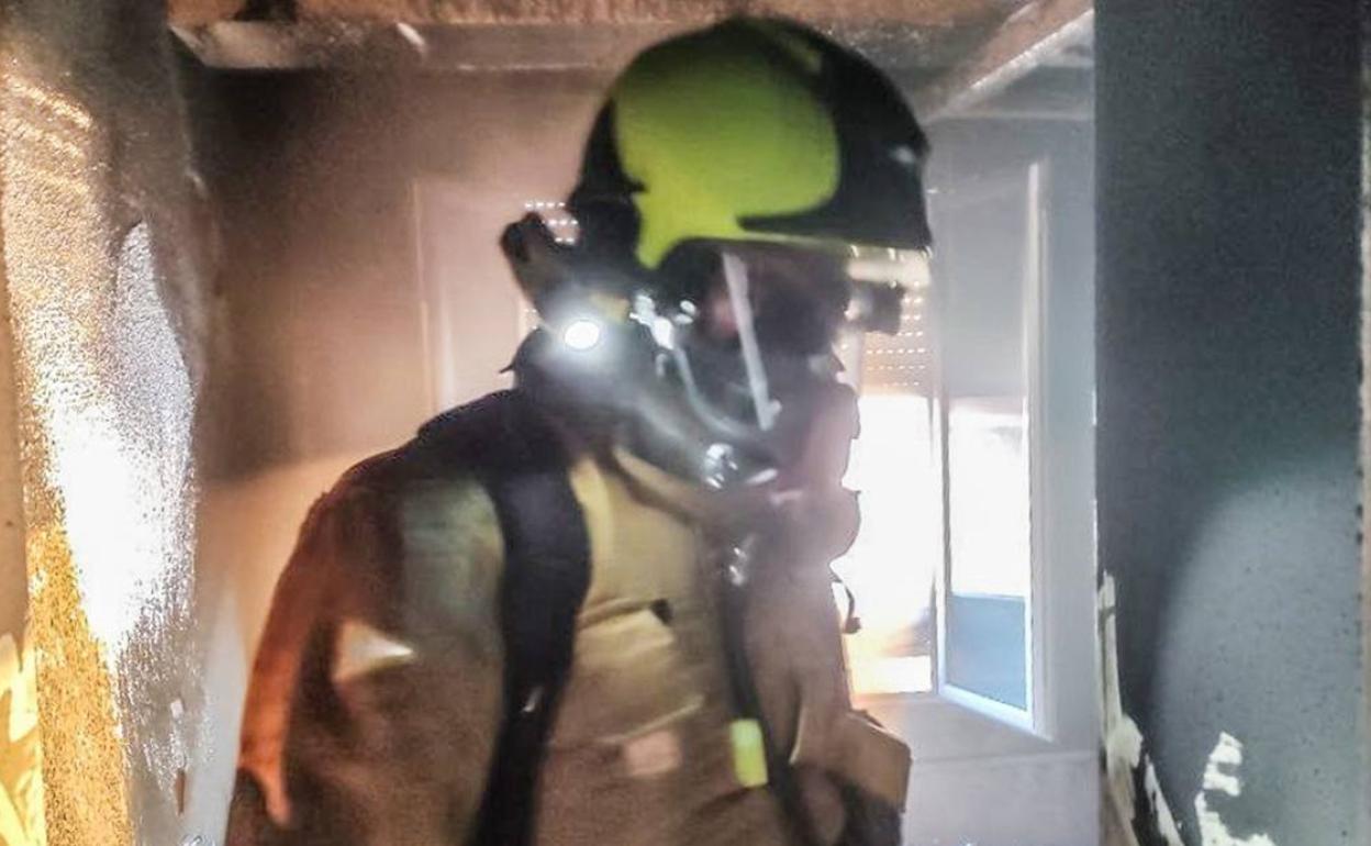 Intervención de los bomberos en el incendio de este martes en Torrevieja. 