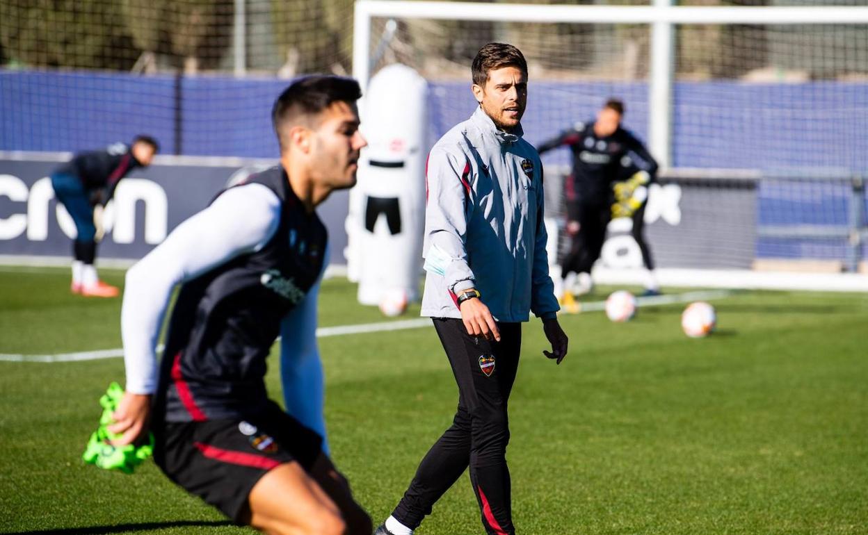 Alessio Lisci dirige el entrenamiento de ayer en la ciudad deportiva de Buñol.