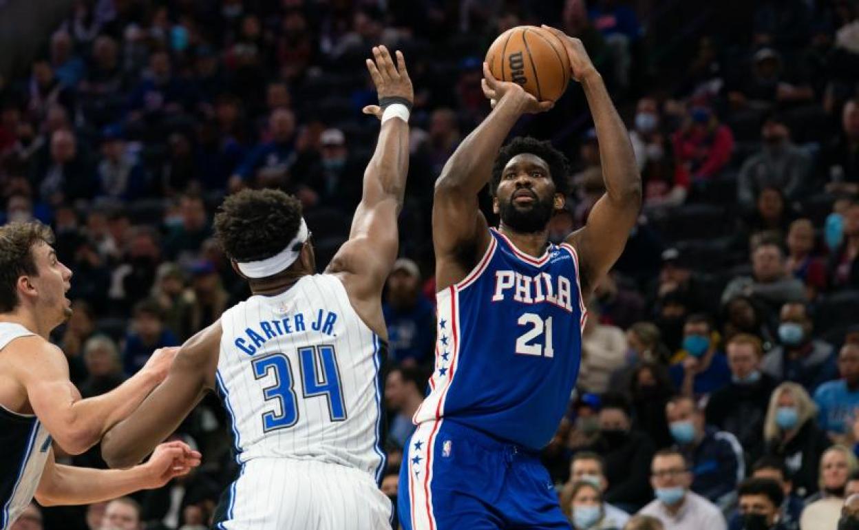 Wendell Carter Jr. y Joel Embiid durante el partido.