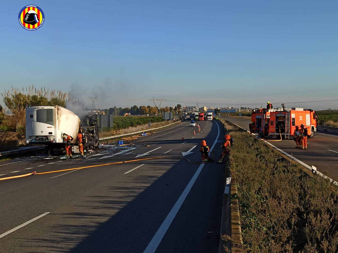 El incendio de un vehículo ha causado atascos de más de cuatro horas en la A-7, a la altura de Alberic, con retenciones en dirección hacia Valencia. La CV-41 entre Pobla Llarga y Alzira también se ha visto afectada porque el tráfico se ha desviando por esa vía. 