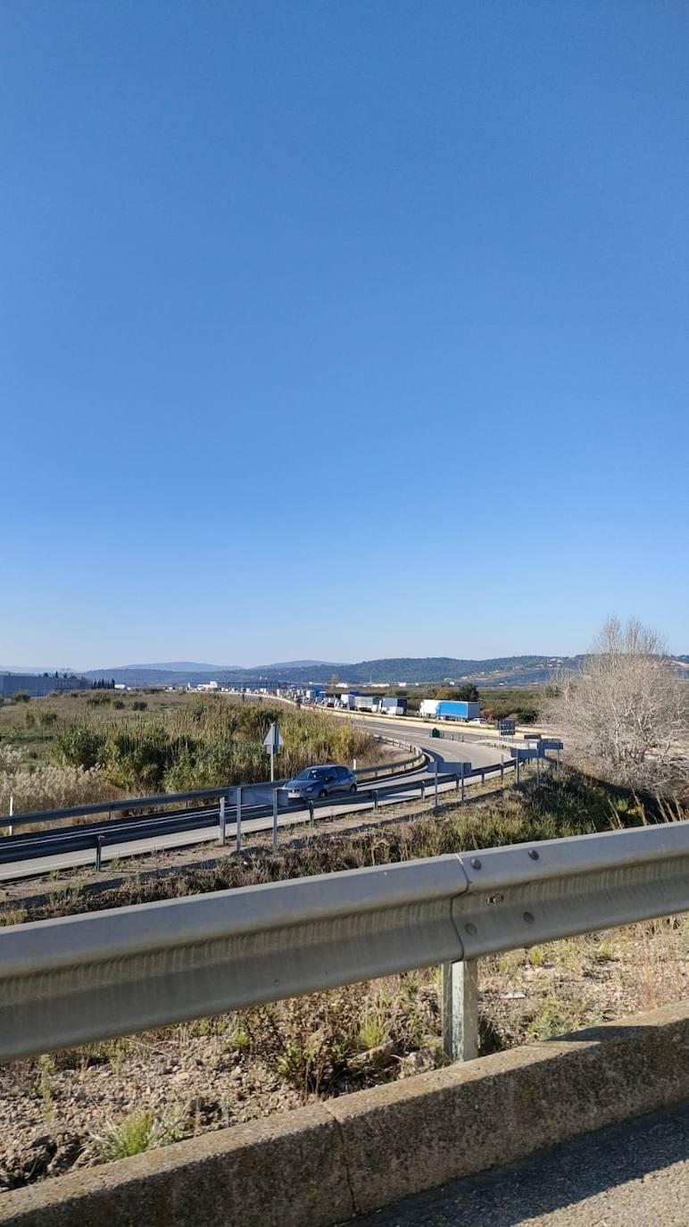 El incendio de un vehículo ha causado atascos de más de cuatro horas en la A-7, a la altura de Alberic, con retenciones en dirección hacia Valencia. La CV-41 entre Pobla Llarga y Alzira también se ha visto afectada porque el tráfico se ha desviando por esa vía. 