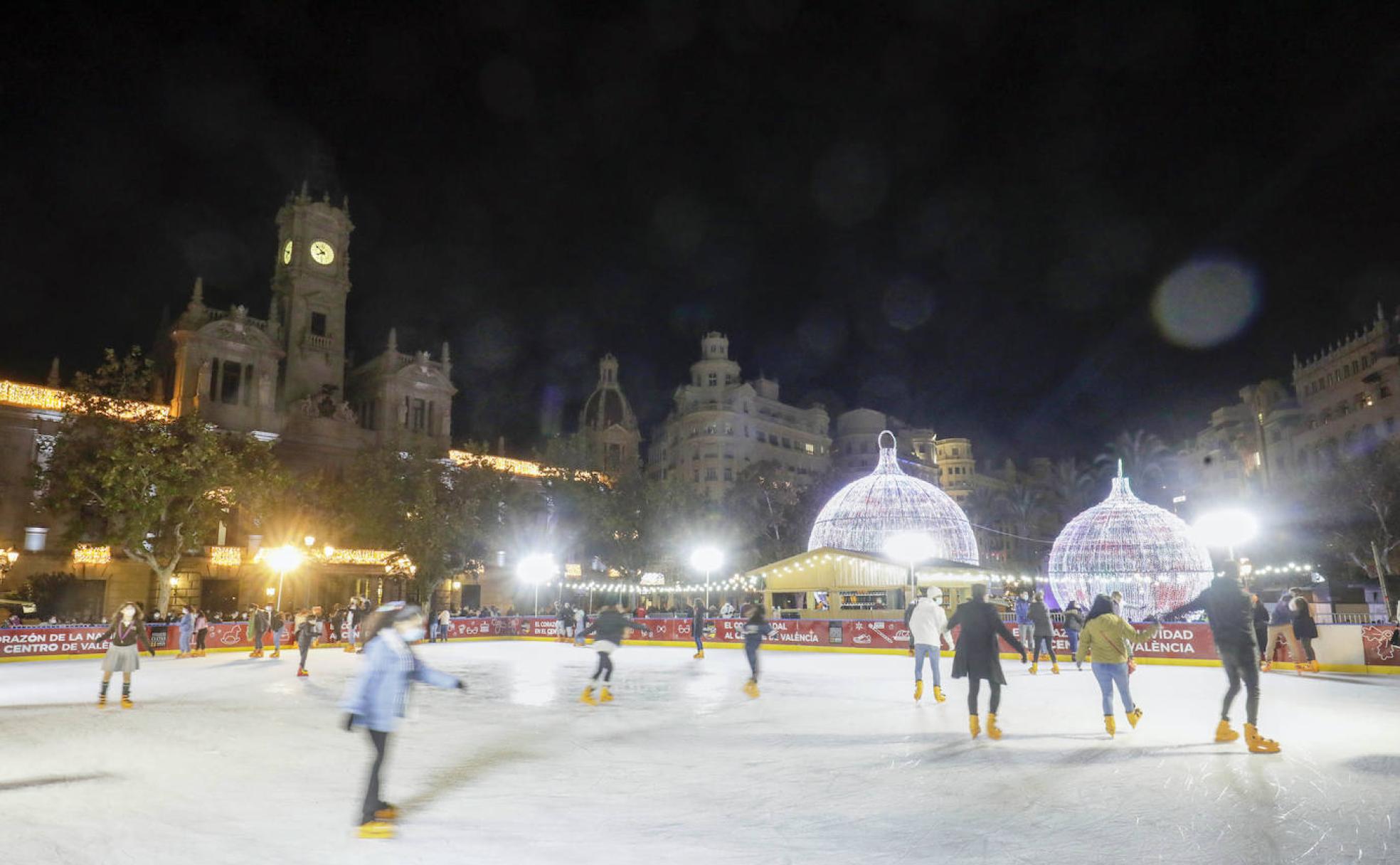 Pista de hielo en la plaza del Ayuntamiento de Valencia.