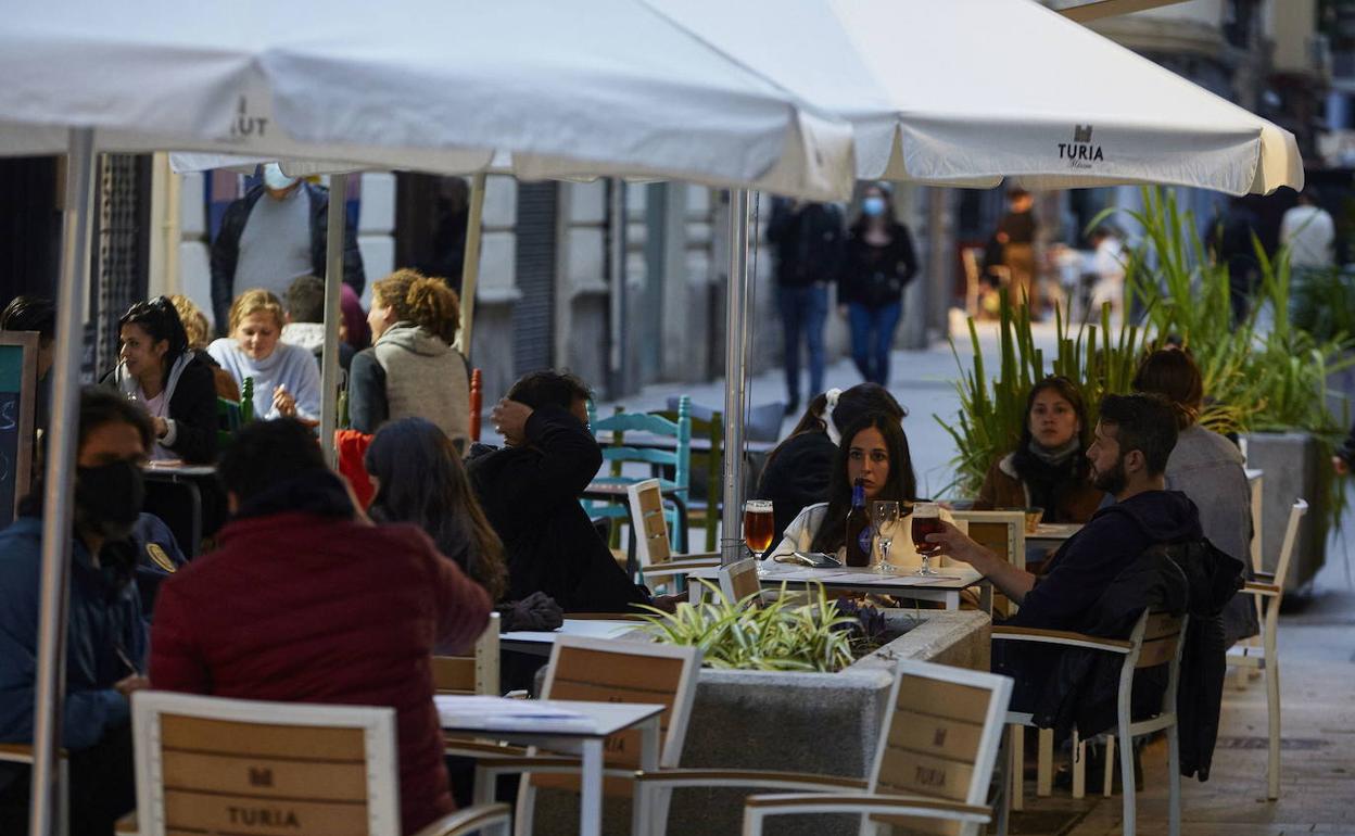 Terraza en una de las céntricas calles de Valencia. 