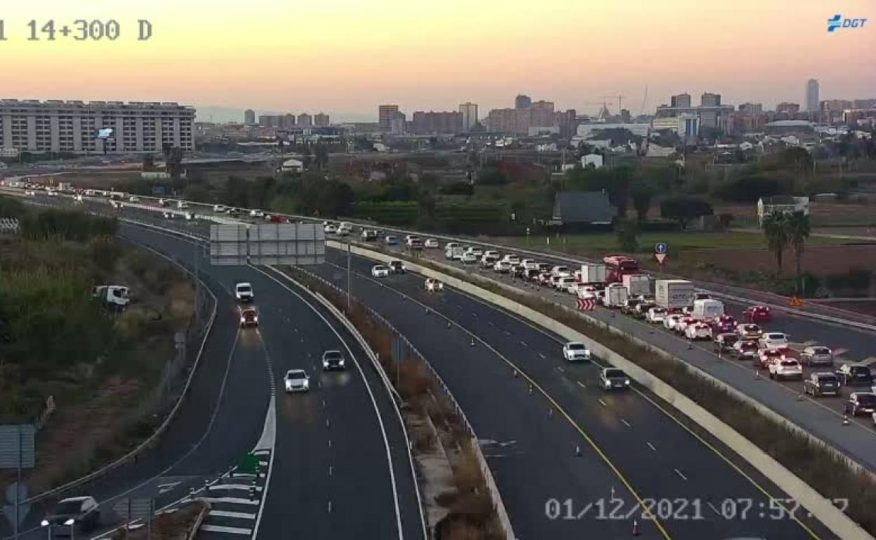 Atascos en Valencia | Más de 15 kilómetros de atascos colapsan las entradas a Valencia