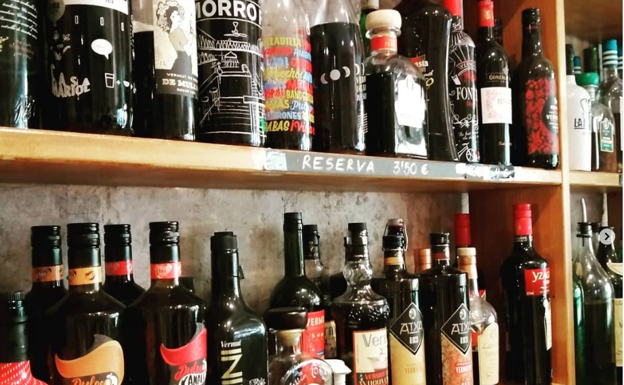 Imagen principal - Arriba, estantería de vermuts del Bocatín del Carmen. Abajo a la izquierda, vaso de vermut de la taberna Pare Pere. Abajo a la derecha, vaso de vermut del Bar Bermúdez