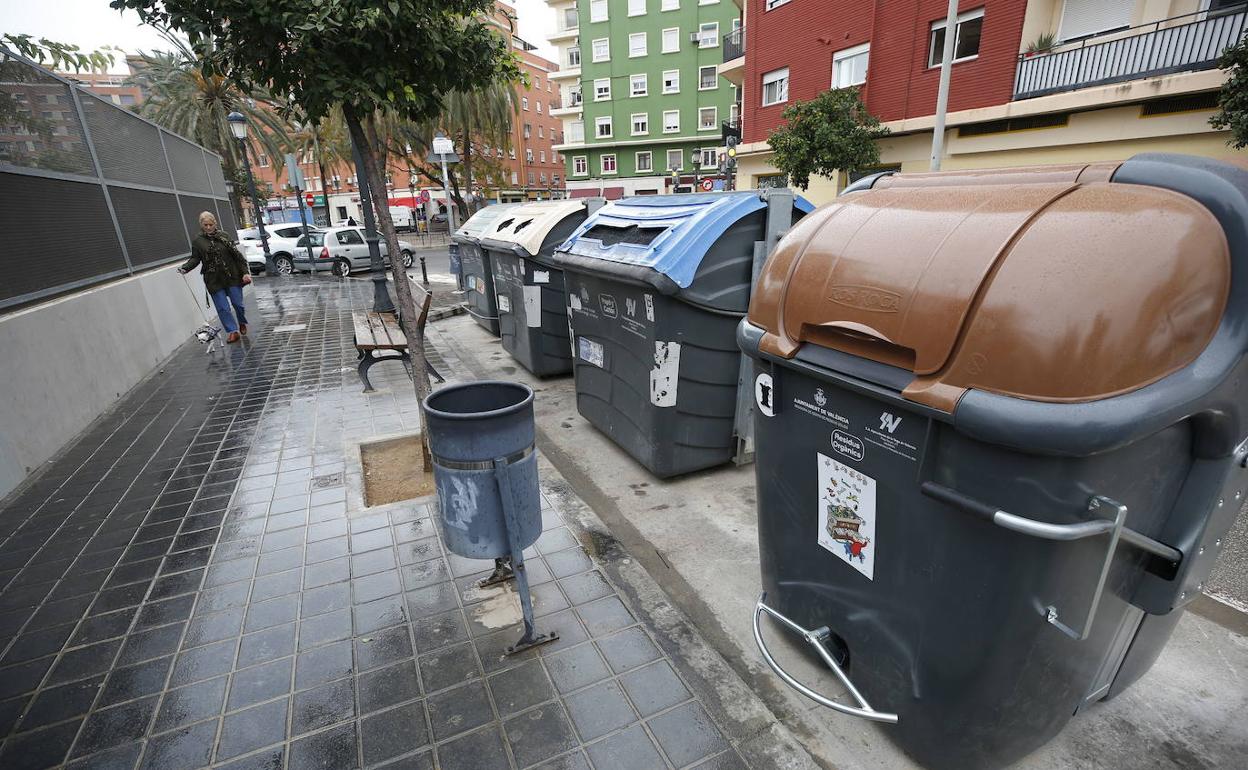 isla de contenedores en la plaza Arturo Piera. 