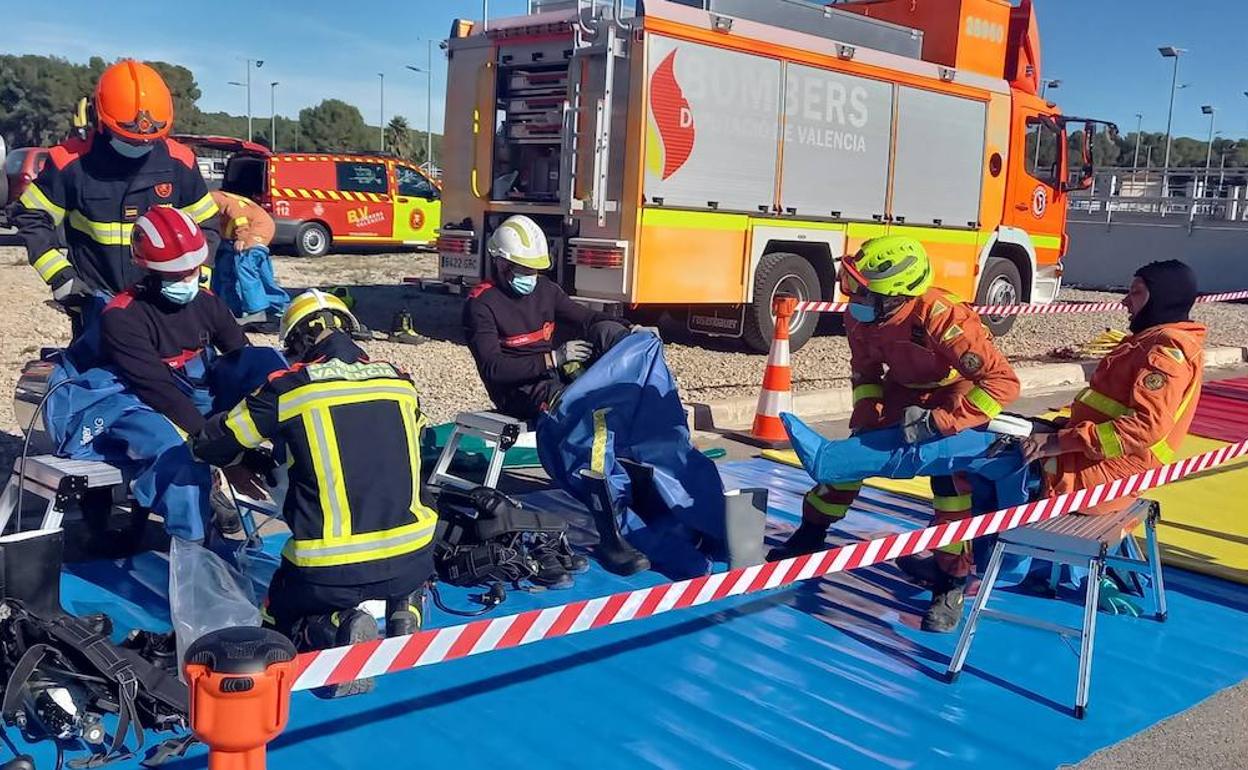 Los bomberos se preparan para actuar en la fuga de cloro de la potabilizadora. 