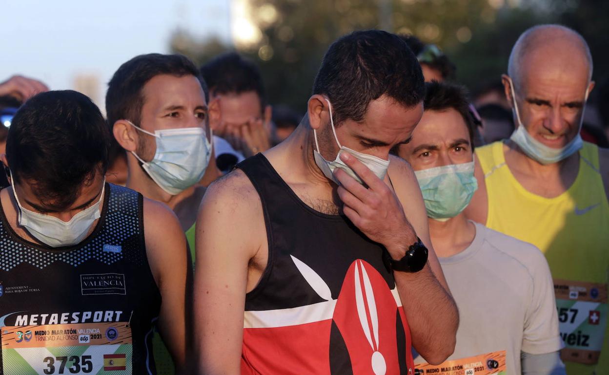 Corredores en Valencia con mascarilla. 