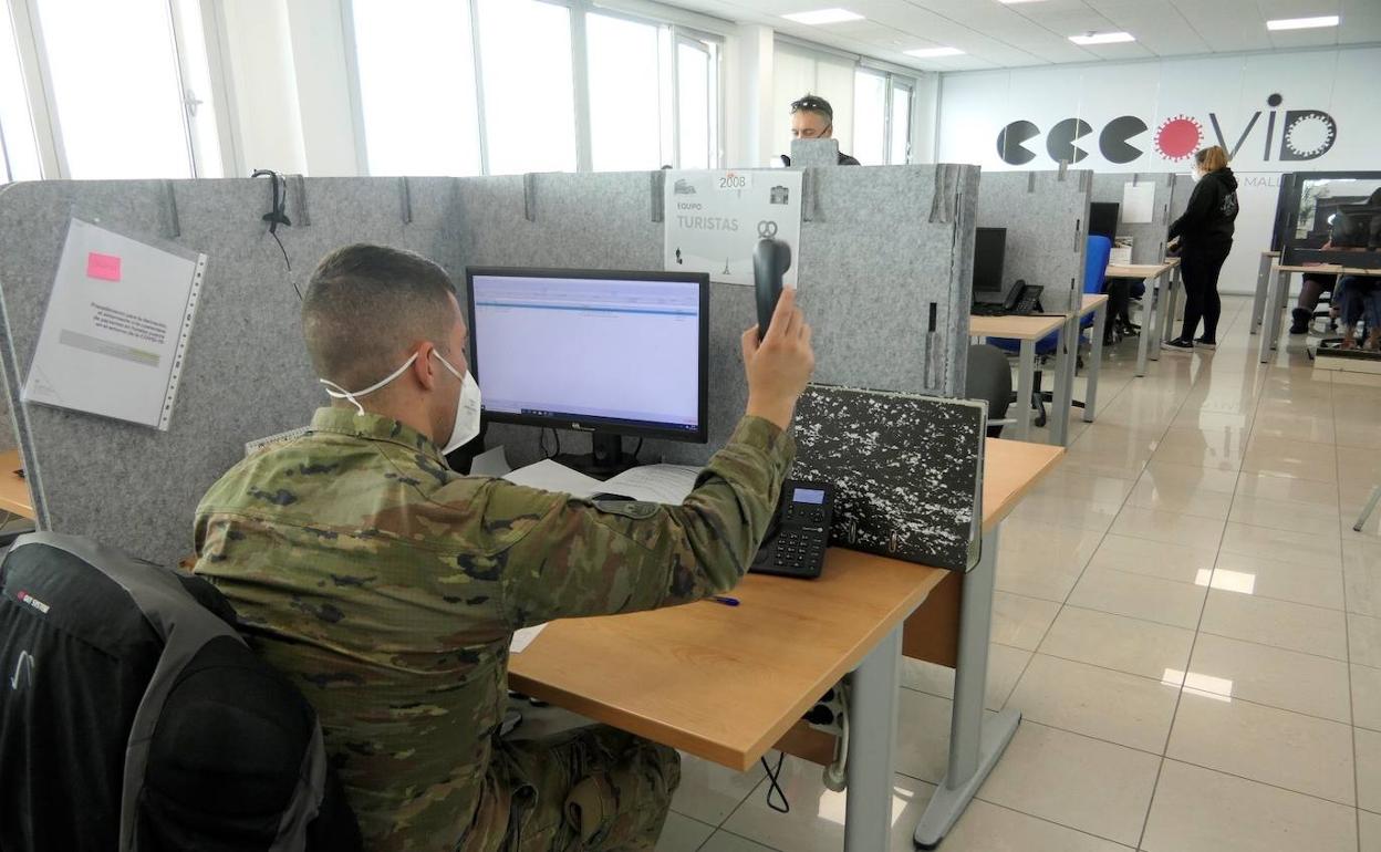 Un militar realiza labores de rastreo de la covid-19.