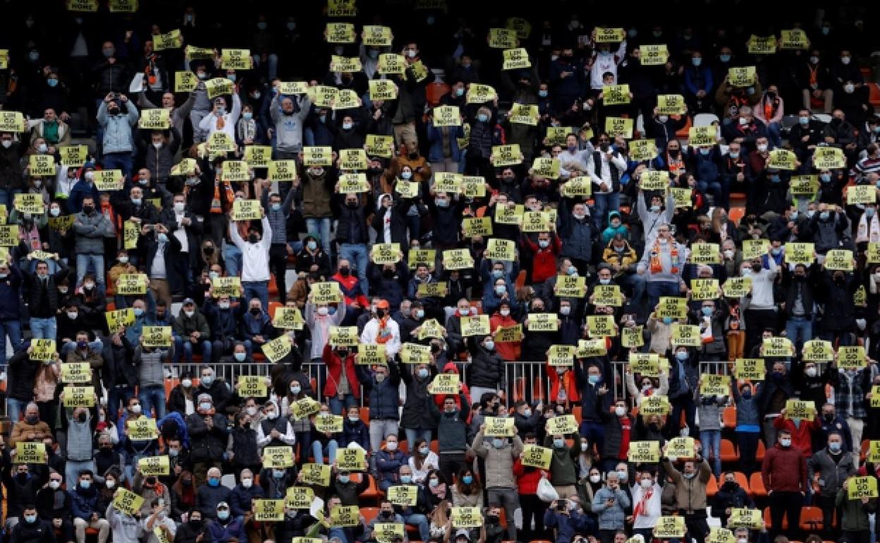 La afición del Valencia, protestando en Mestalla durante el minuto 19