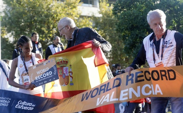 Gidey, con el cartel que acredita su récord mundial logrado en el medio maratón de octubre. 