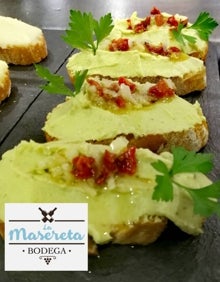 Imagen secundaria 2 - Arriba, montaditos que se ofrecen en la bodega La Masereta. Abajo a la izquierda, ostras del local. Abajo a la derecha, montadito de ajoarriero que sirven en la Masereta.