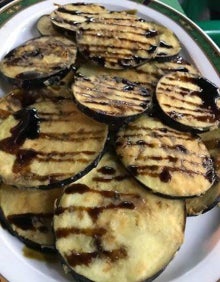 Imagen secundaria 2 - Arriba, salmorejo cordobés de la Taberna Andaluza. Abajo a la izquierda, calamares a la romana del mismo local. Abajo a la derecha, berenjena con miel de caña de la taberna.